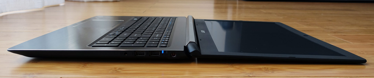 у ноутбука Acer Aspire 7 экран раскрывается на 180 градусов